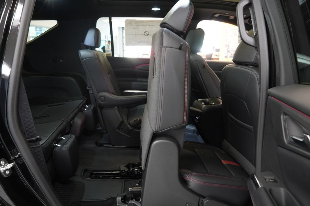 New 2026 Chevrolet Traverse RS w/ LPO, Floor Liner Package AWD/4WD image 36