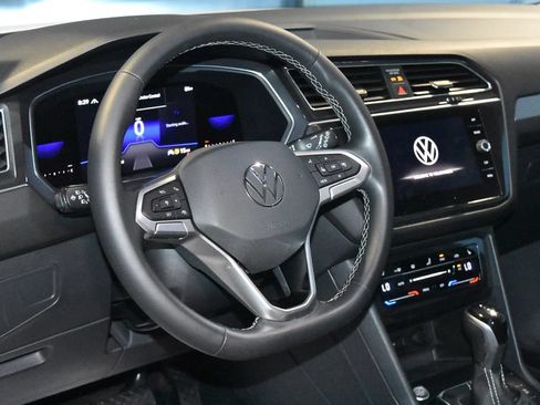 Used 2022 Volkswagen Tiguan SE AWD/4WD image 2
