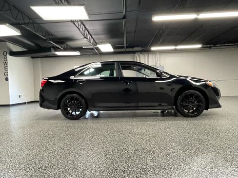 Used 2013 Toyota Camry SE w/ Leather Pkg FWD image 2