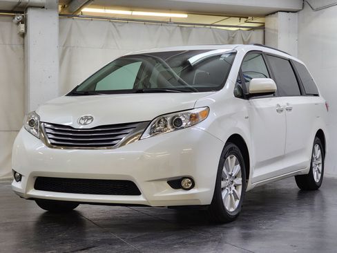 Used 2017 Toyota Sienna XLE Premium AWD/4WD image 10