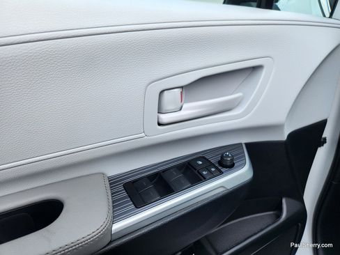 New 2026 Toyota Sienna LE FWD image 39