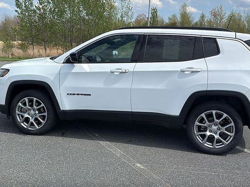 Used 2024 Jeep Compass Latitude AWD/4WD image 11