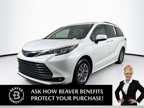 Certified 2025 Toyota Sienna XLE FWD image 1