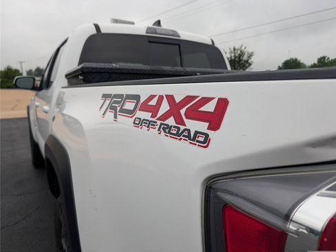 Used 2022 Toyota Tacoma TRD Off-Road w/ Technology Package AWD/4WD image 32