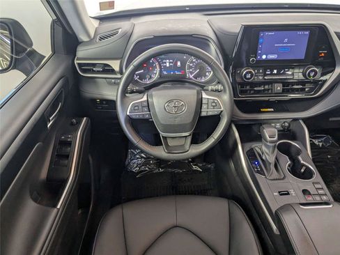 Certified 2025 Toyota Highlander XLE FWD image 38