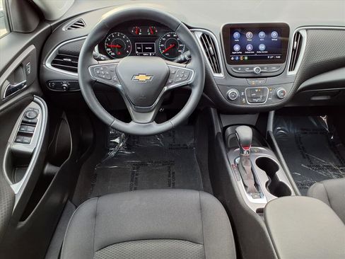 Used 2025 Chevrolet Malibu RS image 2