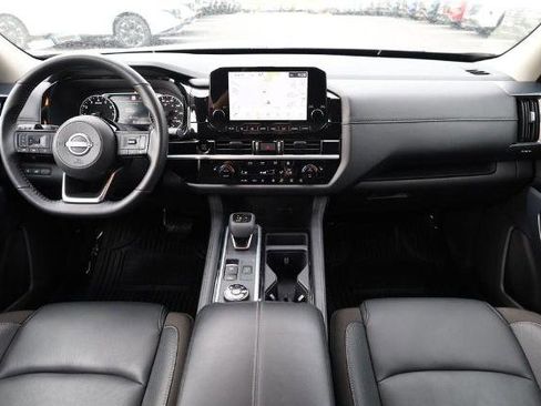 Certified 2025 Nissan Pathfinder SL image 26