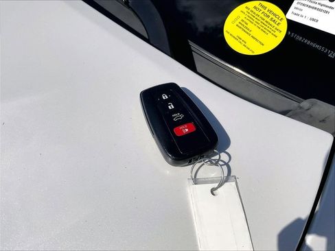 Used 2021 Toyota Highlander LE AWD/4WD image 30