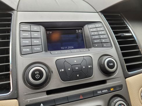 Used 2016 Ford Taurus SE image 21