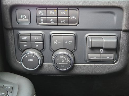 New 2025 Chevrolet Suburban Premier image 16