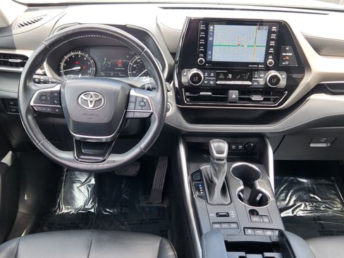 Used 2021 Toyota Highlander XLE AWD/4WD image 14