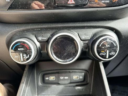Used 2022 Hyundai Venue Limited FWD image 23