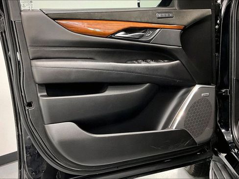 Used 2019 Cadillac Escalade ESV Luxury image 18