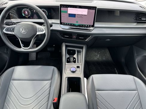 Used 2025 Volkswagen Tiguan SE AWD/4WD image 12