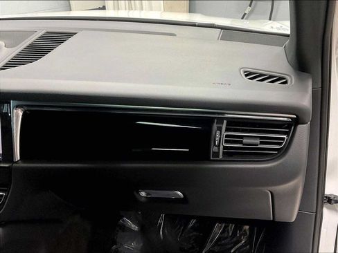 Used 2023 Porsche Macan AWD/4WD image 24