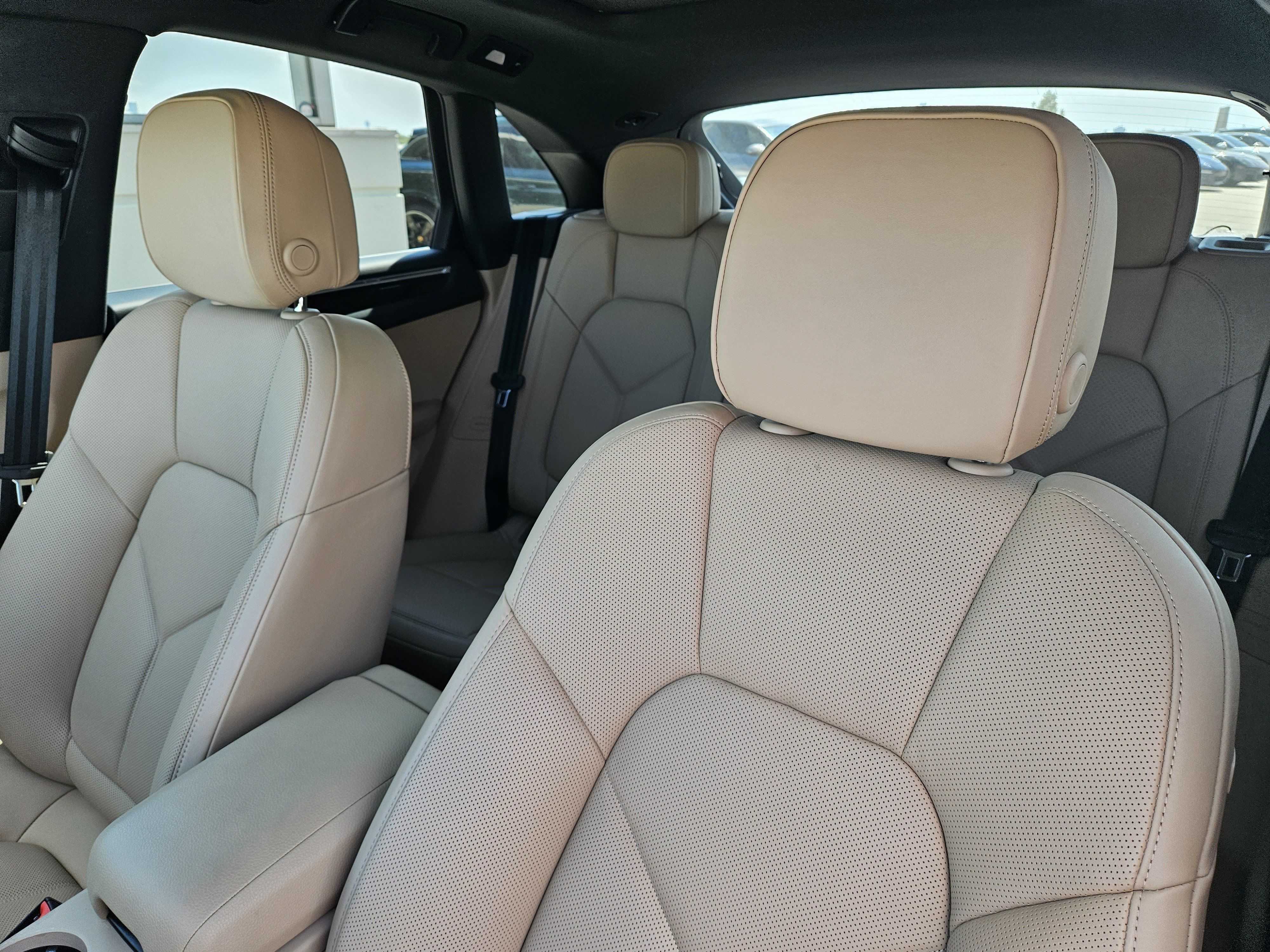 Certified 2026 Porsche Macan AWD/4WD image 6