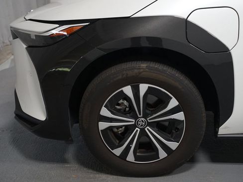 Used 2024 Toyota bZ4X FWD image 5