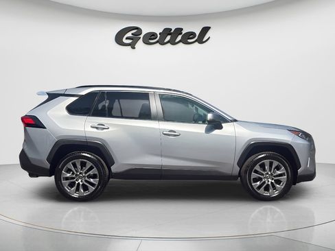 Used 2021 Toyota RAV4 XLE Premium FWD image 4