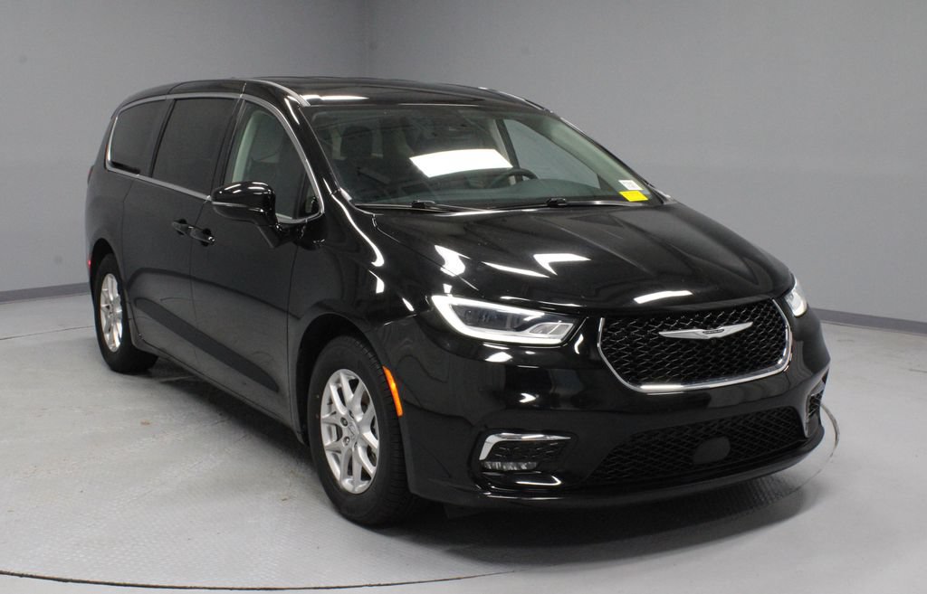 Used 2024 Chrysler Pacifica Touring-L FWD image 1