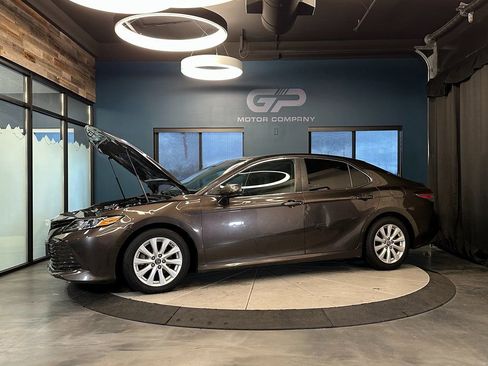 Used 2018 Toyota Camry LE image 23