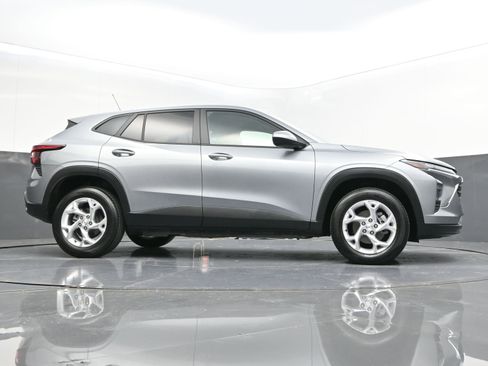 Used 2024 Chevrolet Trax LS w/ LS Convenience Package image 41