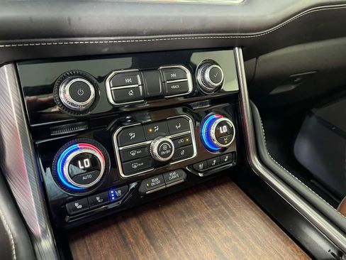 Used 2024 GMC Yukon Denali Ultimate AWD/4WD image 28