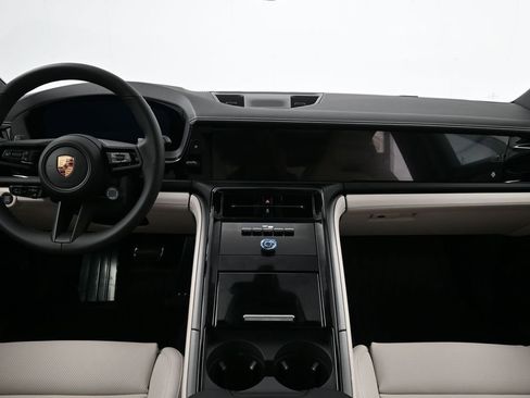 Used 2026 Porsche Panamera image 9