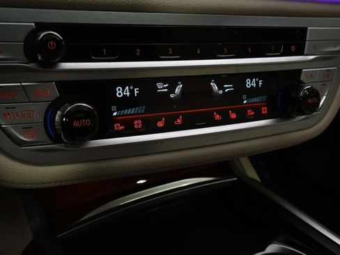 Used 2022 BMW ALPINA B7 xDrive w/ Luxury Rear Seating Package image 28