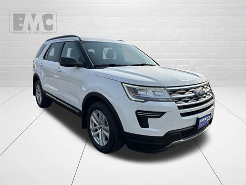 Used 2018 Ford Explorer XLT AWD/4WD image 2