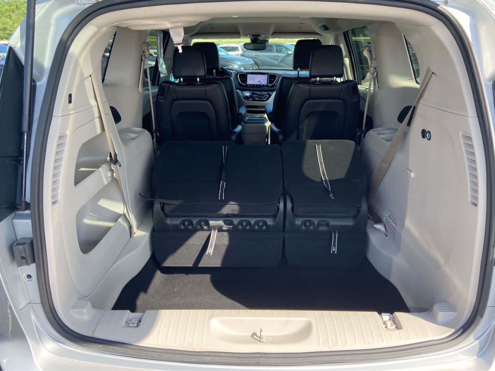 Used 2024 Chrysler Pacifica Touring-L FWD image 5
