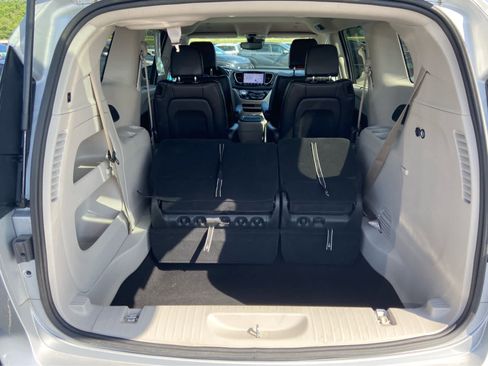 Used 2024 Chrysler Pacifica Touring-L FWD image 5