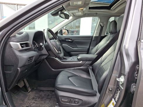Used 2023 Toyota Highlander XLE image 11