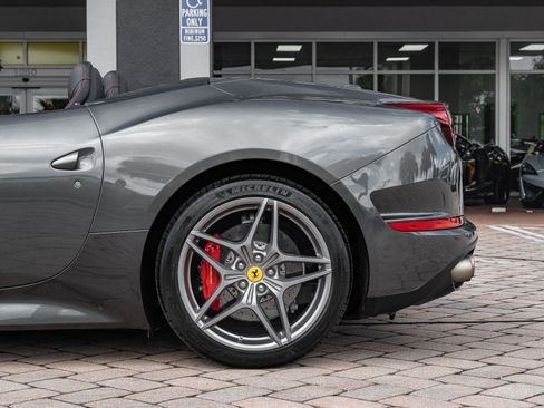 Used 2015 Ferrari California T image 11