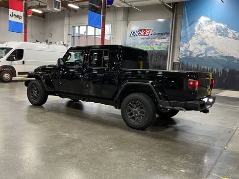 New 2025 Jeep Gladiator Sport image 3