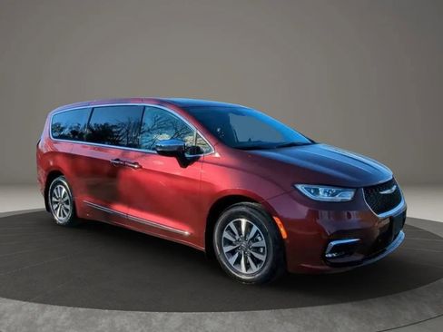 Used 2023 Chrysler Pacifica Limited FWD image 6
