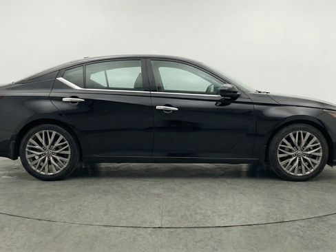 Used 2025 Nissan Altima 2.5 SV FWD image 11