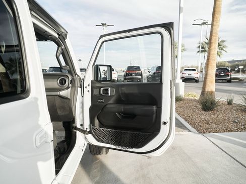 Used 2023 Jeep Wrangler Unlimited Sahara image 12