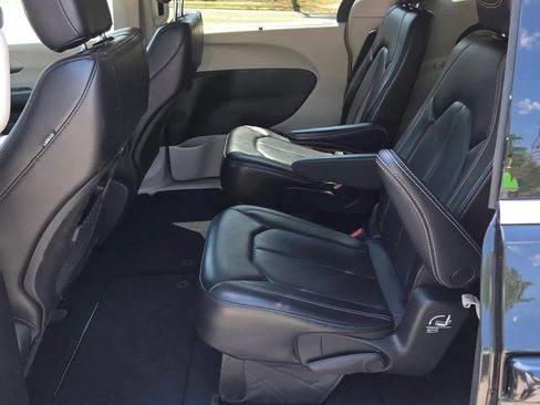 Used 2023 Chrysler Pacifica Touring-L FWD image 10