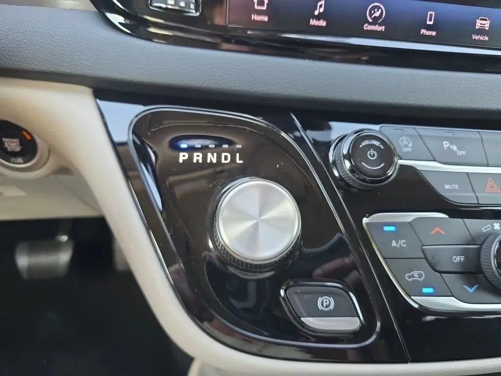 Used 2023 Chrysler Pacifica Touring-L FWD image 30