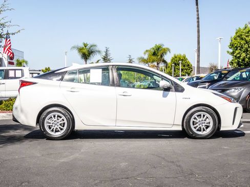 Used 2019 Toyota Prius L Eco w/ Carpet Mat Package FWD image 12