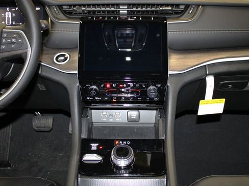 New 2025 Jeep Grand Cherokee Limited w/ Luxury Tech Group II image 12