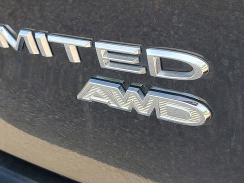 Used 2021 Chrysler Pacifica Limited AWD/4WD image 8