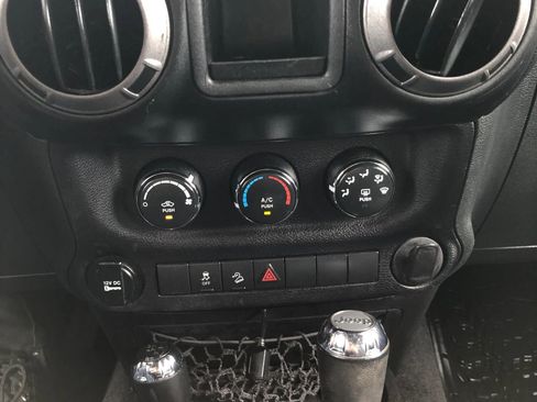 Used 2015 Jeep Wrangler Sport w/ Quick Order Package 24S AWD/4WD image 18