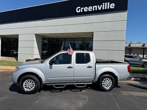 Used 2018 Nissan Frontier SV AWD/4WD image 2