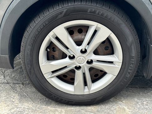 Used 2020 Nissan Kicks S image 6