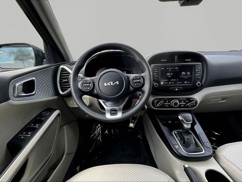 Used 2025 Kia Soul LX w/ LX Technology Package FWD image 8