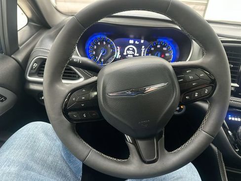 Used 2025 Chrysler Pacifica Limited FWD image 12