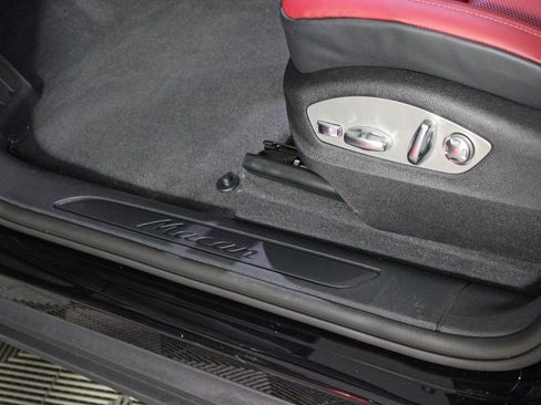 Certified 2025 Porsche Macan AWD/4WD image 17