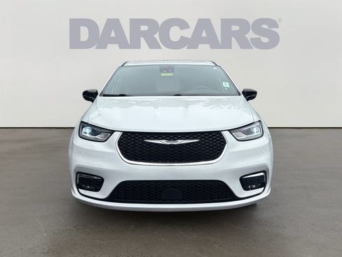 Used 2025 Chrysler Pacifica Select FWD image 2