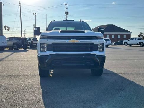 Used 2025 Chevrolet Silverado 2500 Custom w/ Custom Value Package image 9